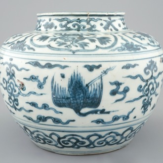 Un vase aux phénix en porcelaine de Chine bleu et blanc, Dynastie Ming